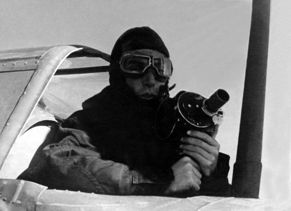Экспонат #16. Леон Мазрухо с кинокамерой "Аймо". 1944 год